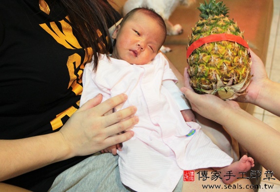 陳寶寶(新北中和區到府嬰兒寶寶滿月剃頭理髮、免費到府嬰兒剃胎毛儀式吉祥話)。到府剃頭剃胎毛主持、專業拍照、DVD光碟、證書。★購買「臍帶章、肚臍章、胎毛筆刷印章」贈送：剃頭、收涎、抓周，三選一。2015.11.18 照片15